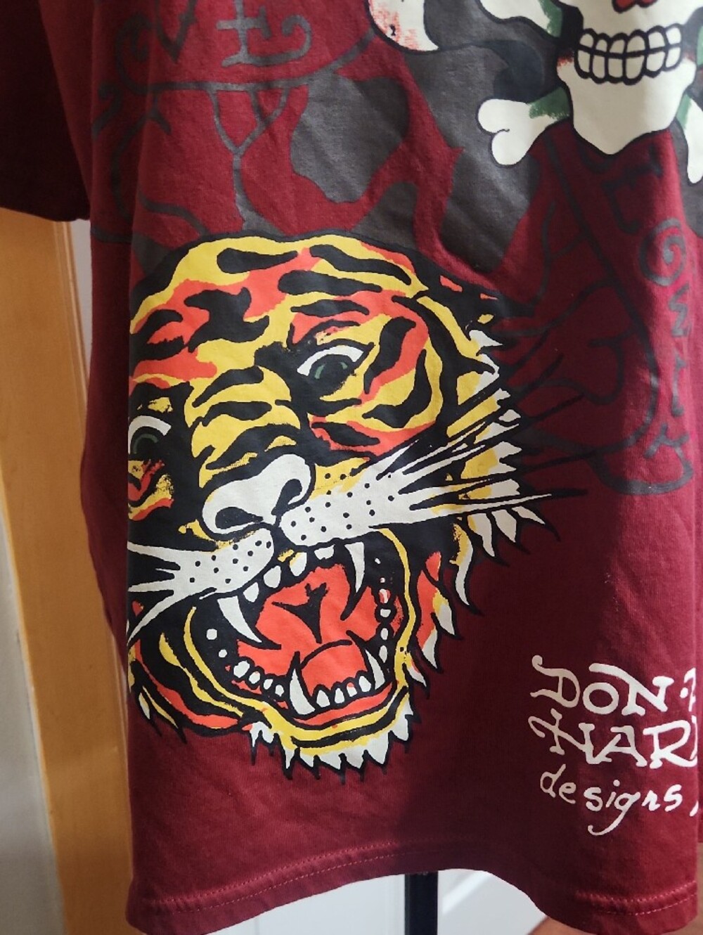 Ed Hardy Burgundy " Love Kills" Tee with Tiger & Skull Heart - Picture 3 of 5